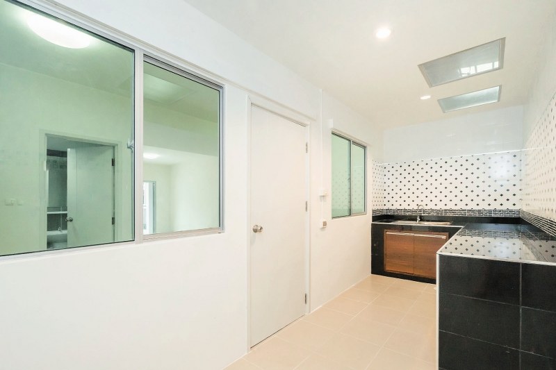 บ้านมือสองตกแต่งใหม่ ม.พฤกษาวิลล์ 63/1 นครอินทร์-พระราม5 เนื้อที่ 18.7 ตร.ว. ฟังก์ชั่น 3 ห้องนอน 2 ห้องน้ำ บนทำเลโซนเมือง! เดินทางสะดวกด้วยถนนสายหลัก (นครอินทร์)  พร้อมเชื่อมสู่หลายเส้นทางหลักได้อย่างรวดเร็ว เพียง 8 นาที ถึงวงเวียนพระราม 5