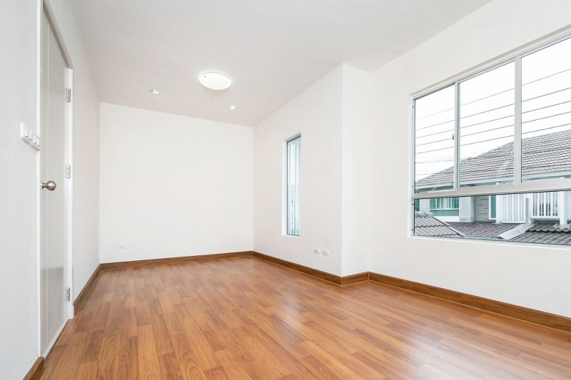 บ้านมือสองตกแต่งใหม่ ม.พฤกษาวิลล์ 63/1 นครอินทร์-พระราม5 เนื้อที่ 18.7 ตร.ว. ฟังก์ชั่น 3 ห้องนอน 2 ห้องน้ำ บนทำเลโซนเมือง! เดินทางสะดวกด้วยถนนสายหลัก (นครอินทร์)  พร้อมเชื่อมสู่หลายเส้นทางหลักได้อย่างรวดเร็ว เพียง 8 นาที ถึงวงเวียนพระราม 5