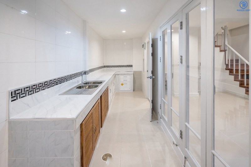 บ้านมือสองตกแต่งใหม่ ห้องมุม! ม.ทิพย์พิมานการ์เด้น ถนนกาญจนาภิเษก (หน้ากว้าง 6 เมตร) เนื้อที่ 28.4 ตร.ว. จัดเต็มให้ครบทุกฟังก์ชั่น 3 ห้องนอน 2 ห้องน้ำ มีบิ้วอินท์ครัวเคาน์เตอร์ บนสุดยอดทำเล! เดินทางสะดวกเข้า-ออกได้ 2 เส้นทางหลัก ได้แก่ ซอยวัดลาดปลาดุก , บ้านกล้วย-ไทรน้อย ใกล้เซ็นทรัลเวสต์เกต และรถไฟฟ้าสถานี "คลองบางไผ่"