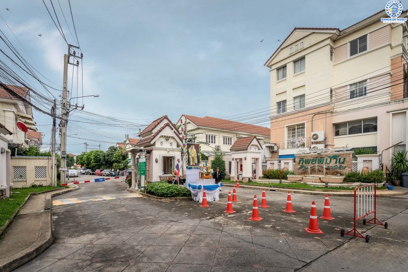 บ้านมือสองตกแต่งใหม่ ห้องมุม! ม.ทิพย์พิมานการ์เด้น ถนนกาญจนาภิเษก (หน้ากว้าง 6 เมตร) เนื้อที่ 28.4 ตร.ว. จัดเต็มให้ครบทุกฟังก์ชั่น 3 ห้องนอน 2 ห้องน้ำ มีบิ้วอินท์ครัวเคาน์เตอร์ บนสุดยอดทำเล! เดินทางสะดวกเข้า-ออกได้ 2 เส้นทางหลัก ได้แก่ ซอยวัดลาดปลาดุก , บ้านกล้วย-ไทรน้อย ใกล้เซ็นทรัลเวสต์เกต และรถไฟฟ้าสถานี "คลองบางไผ่"