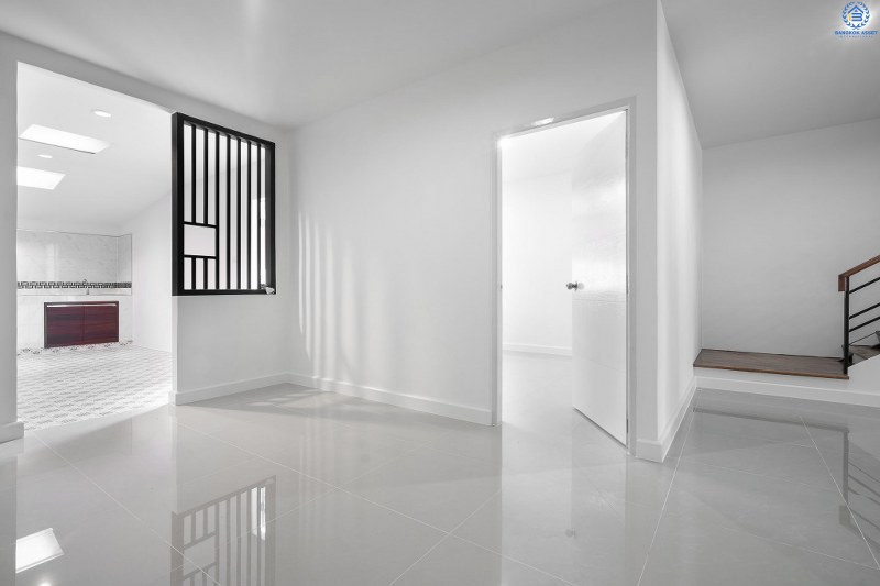 บ้านมือสองตกแต่งใหม่ ม.ดารารัศมี (พุทธมณฑลสาย4) ใกล้ ม.มหิดล บ้านพร้อมอยู่ เนื้อที่ 33 ตร.ว. ตอบโจทย์ครอบครัวยุคใหม่ ฟังก์ชั่น 4 นอน 3 น้ำ หลังบ้านพื้นที่กว้างสามารถปรับเปลี่ยนได้ในอนาคต ห้องนอนมีระเบียงทุกห้อง บนทำเลศักยภาพ เชื่อมสู่ถนนบรมราชชนนี เพียง 5 นาที ใกล้เซ็นทรัลศาลายา และทางด่วน!