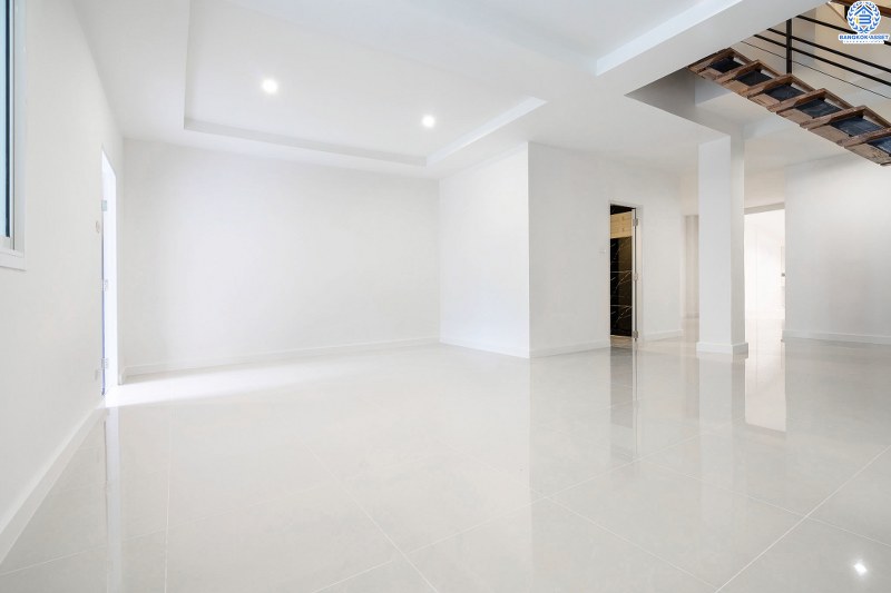 บ้านมือสองตกแต่งใหม่ ม.ดารารัศมี (พุทธมณฑลสาย4) ใกล้ ม.มหิดล บ้านพร้อมอยู่ เนื้อที่ 33 ตร.ว. ตอบโจทย์ครอบครัวยุคใหม่ ฟังก์ชั่น 4 นอน 3 น้ำ หลังบ้านพื้นที่กว้างสามารถปรับเปลี่ยนได้ในอนาคต ห้องนอนมีระเบียงทุกห้อง บนทำเลศักยภาพ เชื่อมสู่ถนนบรมราชชนนี เพียง 5 นาที ใกล้เซ็นทรัลศาลายา และทางด่วน!