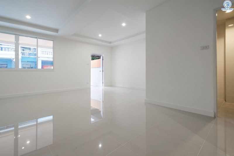 บ้านมือสองตกแต่งใหม่ ม.ดารารัศมี (พุทธมณฑลสาย4) ใกล้ ม.มหิดล บ้านพร้อมอยู่ เนื้อที่ 33 ตร.ว. ตอบโจทย์ครอบครัวยุคใหม่ ฟังก์ชั่น 4 นอน 3 น้ำ หลังบ้านพื้นที่กว้างสามารถปรับเปลี่ยนได้ในอนาคต ห้องนอนมีระเบียงทุกห้อง บนทำเลศักยภาพ เชื่อมสู่ถนนบรมราชชนนี เพียง 5 นาที ใกล้เซ็นทรัลศาลายา และทางด่วน!