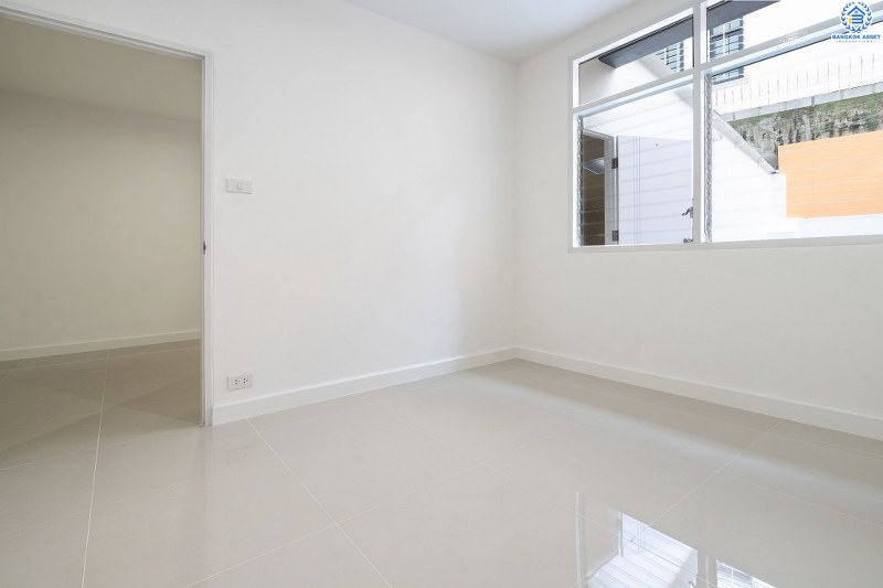 บ้านมือสองตกแต่งใหม่ ม.ดารารัศมี (พุทธมณฑลสาย4) ใกล้ ม.มหิดล บ้านพร้อมอยู่ เนื้อที่ 33 ตร.ว. ตอบโจทย์ครอบครัวยุคใหม่ ฟังก์ชั่น 4 นอน 3 น้ำ หลังบ้านพื้นที่กว้างสามารถปรับเปลี่ยนได้ในอนาคต ห้องนอนมีระเบียงทุกห้อง บนทำเลศักยภาพ เชื่อมสู่ถนนบรมราชชนนี เพียง 5 นาที ใกล้เซ็นทรัลศาลายา และทางด่วน!