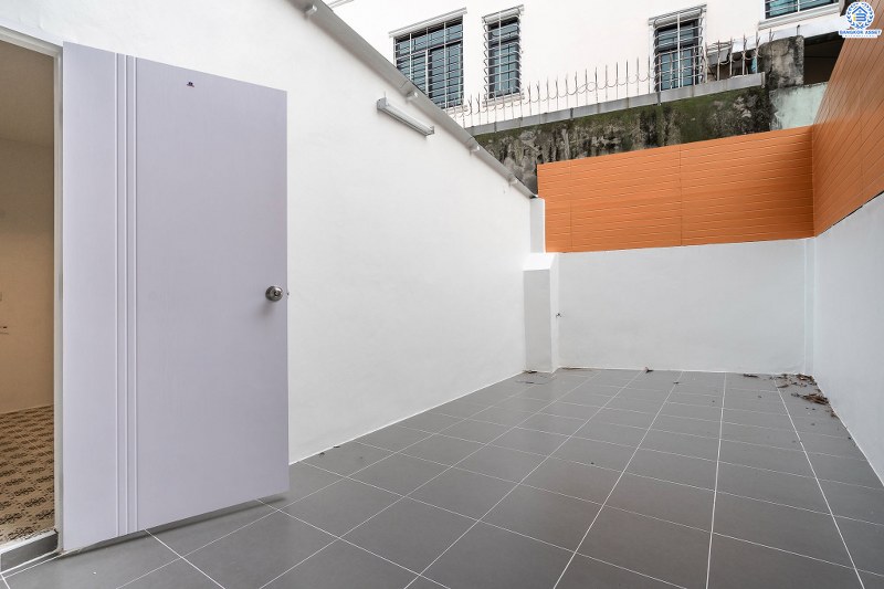 บ้านมือสองตกแต่งใหม่ ม.ดารารัศมี (พุทธมณฑลสาย4) ใกล้ ม.มหิดล บ้านพร้อมอยู่ เนื้อที่ 33 ตร.ว. ตอบโจทย์ครอบครัวยุคใหม่ ฟังก์ชั่น 4 นอน 3 น้ำ หลังบ้านพื้นที่กว้างสามารถปรับเปลี่ยนได้ในอนาคต ห้องนอนมีระเบียงทุกห้อง บนทำเลศักยภาพ เชื่อมสู่ถนนบรมราชชนนี เพียง 5 นาที ใกล้เซ็นทรัลศาลายา และทางด่วน!