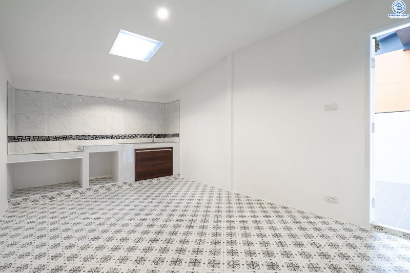 บ้านมือสองตกแต่งใหม่ ม.ดารารัศมี (พุทธมณฑลสาย4) ใกล้ ม.มหิดล บ้านพร้อมอยู่ เนื้อที่ 33 ตร.ว. ตอบโจทย์ครอบครัวยุคใหม่ ฟังก์ชั่น 4 นอน 3 น้ำ หลังบ้านพื้นที่กว้างสามารถปรับเปลี่ยนได้ในอนาคต ห้องนอนมีระเบียงทุกห้อง บนทำเลศักยภาพ เชื่อมสู่ถนนบรมราชชนนี เพียง 5 นาที ใกล้เซ็นทรัลศาลายา และทางด่วน!