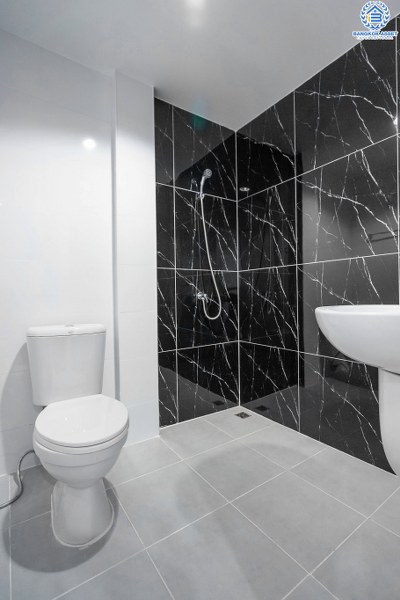 บ้านมือสองตกแต่งใหม่ ม.ดารารัศมี (พุทธมณฑลสาย4) ใกล้ ม.มหิดล บ้านพร้อมอยู่ เนื้อที่ 33 ตร.ว. ตอบโจทย์ครอบครัวยุคใหม่ ฟังก์ชั่น 4 นอน 3 น้ำ หลังบ้านพื้นที่กว้างสามารถปรับเปลี่ยนได้ในอนาคต ห้องนอนมีระเบียงทุกห้อง บนทำเลศักยภาพ เชื่อมสู่ถนนบรมราชชนนี เพียง 5 นาที ใกล้เซ็นทรัลศาลายา และทางด่วน!