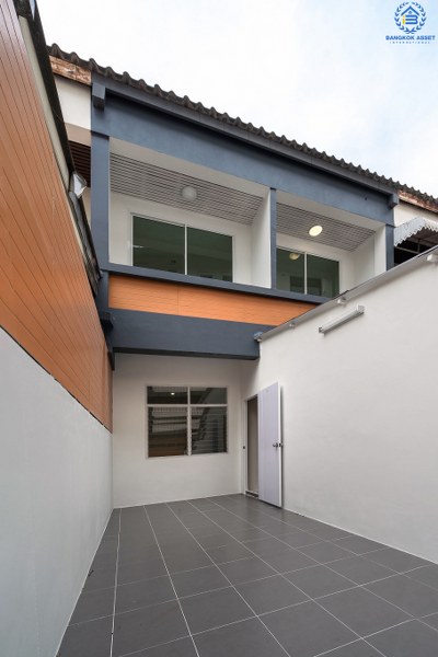 บ้านมือสองตกแต่งใหม่ ม.ดารารัศมี (พุทธมณฑลสาย4) ใกล้ ม.มหิดล บ้านพร้อมอยู่ เนื้อที่ 33 ตร.ว. ตอบโจทย์ครอบครัวยุคใหม่ ฟังก์ชั่น 4 นอน 3 น้ำ หลังบ้านพื้นที่กว้างสามารถปรับเปลี่ยนได้ในอนาคต ห้องนอนมีระเบียงทุกห้อง บนทำเลศักยภาพ เชื่อมสู่ถนนบรมราชชนนี เพียง 5 นาที ใกล้เซ็นทรัลศาลายา และทางด่วน!