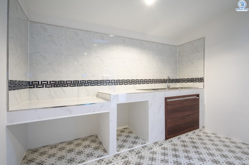 บ้านมือสองตกแต่งใหม่ ม.ดารารัศมี (พุทธมณฑลสาย4) ใกล้ ม.มหิดล บ้านพร้อมอยู่ เนื้อที่ 33 ตร.ว. ตอบโจทย์ครอบครัวยุคใหม่ ฟังก์ชั่น 4 นอน 3 น้ำ หลังบ้านพื้นที่กว้างสามารถปรับเปลี่ยนได้ในอนาคต ห้องนอนมีระเบียงทุกห้อง บนทำเลศักยภาพ เชื่อมสู่ถนนบรมราชชนนี เพียง 5 นาที ใกล้เซ็นทรัลศาลายา และทางด่วน!