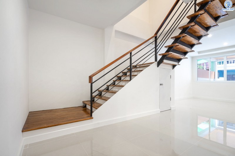 บ้านมือสองตกแต่งใหม่ ม.ดารารัศมี (พุทธมณฑลสาย4) ใกล้ ม.มหิดล บ้านพร้อมอยู่ เนื้อที่ 33 ตร.ว. ตอบโจทย์ครอบครัวยุคใหม่ ฟังก์ชั่น 4 นอน 3 น้ำ หลังบ้านพื้นที่กว้างสามารถปรับเปลี่ยนได้ในอนาคต ห้องนอนมีระเบียงทุกห้อง บนทำเลศักยภาพ เชื่อมสู่ถนนบรมราชชนนี เพียง 5 นาที ใกล้เซ็นทรัลศาลายา และทางด่วน!