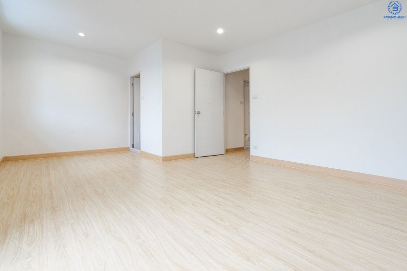 บ้านมือสองตกแต่งใหม่ ม.ดารารัศมี (พุทธมณฑลสาย4) ใกล้ ม.มหิดล บ้านพร้อมอยู่ เนื้อที่ 33 ตร.ว. ตอบโจทย์ครอบครัวยุคใหม่ ฟังก์ชั่น 4 นอน 3 น้ำ หลังบ้านพื้นที่กว้างสามารถปรับเปลี่ยนได้ในอนาคต ห้องนอนมีระเบียงทุกห้อง บนทำเลศักยภาพ เชื่อมสู่ถนนบรมราชชนนี เพียง 5 นาที ใกล้เซ็นทรัลศาลายา และทางด่วน!