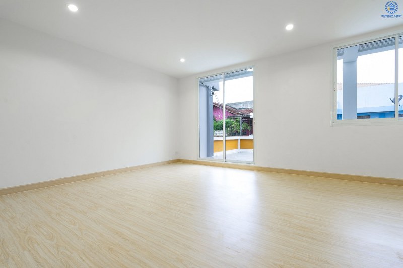 บ้านมือสองตกแต่งใหม่ ม.ดารารัศมี (พุทธมณฑลสาย4) ใกล้ ม.มหิดล บ้านพร้อมอยู่ เนื้อที่ 33 ตร.ว. ตอบโจทย์ครอบครัวยุคใหม่ ฟังก์ชั่น 4 นอน 3 น้ำ หลังบ้านพื้นที่กว้างสามารถปรับเปลี่ยนได้ในอนาคต ห้องนอนมีระเบียงทุกห้อง บนทำเลศักยภาพ เชื่อมสู่ถนนบรมราชชนนี เพียง 5 นาที ใกล้เซ็นทรัลศาลายา และทางด่วน!