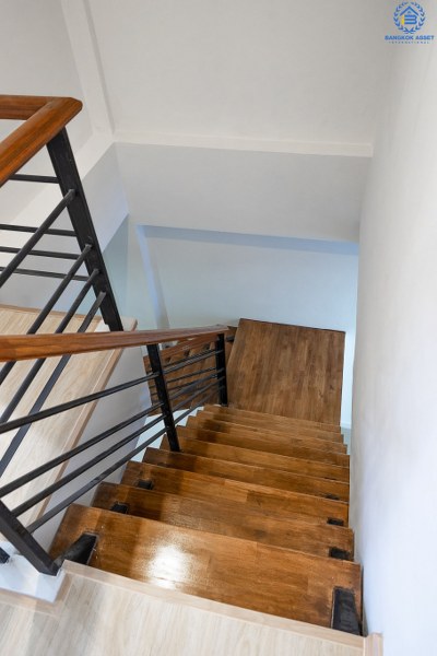 บ้านมือสองตกแต่งใหม่ ม.ดารารัศมี (พุทธมณฑลสาย4) ใกล้ ม.มหิดล บ้านพร้อมอยู่ เนื้อที่ 33 ตร.ว. ตอบโจทย์ครอบครัวยุคใหม่ ฟังก์ชั่น 4 นอน 3 น้ำ หลังบ้านพื้นที่กว้างสามารถปรับเปลี่ยนได้ในอนาคต ห้องนอนมีระเบียงทุกห้อง บนทำเลศักยภาพ เชื่อมสู่ถนนบรมราชชนนี เพียง 5 นาที ใกล้เซ็นทรัลศาลายา และทางด่วน!