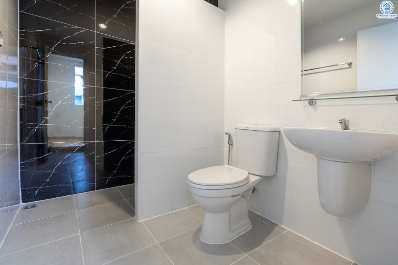 บ้านมือสองตกแต่งใหม่ ม.ดารารัศมี (พุทธมณฑลสาย4) ใกล้ ม.มหิดล บ้านพร้อมอยู่ เนื้อที่ 33 ตร.ว. ตอบโจทย์ครอบครัวยุคใหม่ ฟังก์ชั่น 4 นอน 3 น้ำ หลังบ้านพื้นที่กว้างสามารถปรับเปลี่ยนได้ในอนาคต ห้องนอนมีระเบียงทุกห้อง บนทำเลศักยภาพ เชื่อมสู่ถนนบรมราชชนนี เพียง 5 นาที ใกล้เซ็นทรัลศาลายา และทางด่วน!