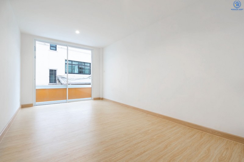 บ้านมือสองตกแต่งใหม่ ม.ดารารัศมี (พุทธมณฑลสาย4) ใกล้ ม.มหิดล บ้านพร้อมอยู่ เนื้อที่ 33 ตร.ว. ตอบโจทย์ครอบครัวยุคใหม่ ฟังก์ชั่น 4 นอน 3 น้ำ หลังบ้านพื้นที่กว้างสามารถปรับเปลี่ยนได้ในอนาคต ห้องนอนมีระเบียงทุกห้อง บนทำเลศักยภาพ เชื่อมสู่ถนนบรมราชชนนี เพียง 5 นาที ใกล้เซ็นทรัลศาลายา และทางด่วน!