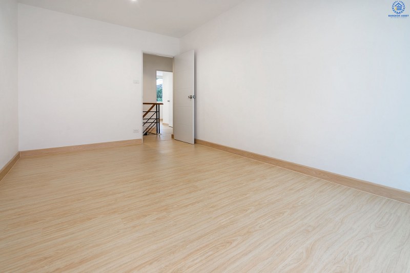 บ้านมือสองตกแต่งใหม่ ม.ดารารัศมี (พุทธมณฑลสาย4) ใกล้ ม.มหิดล บ้านพร้อมอยู่ เนื้อที่ 33 ตร.ว. ตอบโจทย์ครอบครัวยุคใหม่ ฟังก์ชั่น 4 นอน 3 น้ำ หลังบ้านพื้นที่กว้างสามารถปรับเปลี่ยนได้ในอนาคต ห้องนอนมีระเบียงทุกห้อง บนทำเลศักยภาพ เชื่อมสู่ถนนบรมราชชนนี เพียง 5 นาที ใกล้เซ็นทรัลศาลายา และทางด่วน!