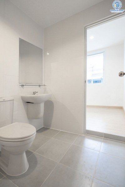 บ้านมือสองตกแต่งใหม่ ม.ดารารัศมี (พุทธมณฑลสาย4) ใกล้ ม.มหิดล บ้านพร้อมอยู่ เนื้อที่ 33 ตร.ว. ตอบโจทย์ครอบครัวยุคใหม่ ฟังก์ชั่น 4 นอน 3 น้ำ หลังบ้านพื้นที่กว้างสามารถปรับเปลี่ยนได้ในอนาคต ห้องนอนมีระเบียงทุกห้อง บนทำเลศักยภาพ เชื่อมสู่ถนนบรมราชชนนี เพียง 5 นาที ใกล้เซ็นทรัลศาลายา และทางด่วน!