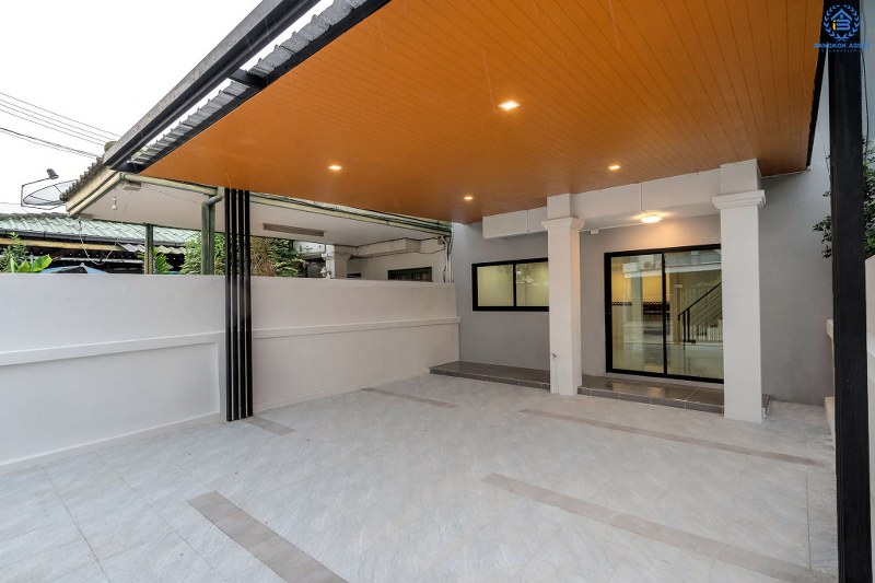 บ้านมือสองตกแต่งใหม่ใจกลางเมือง! ม.บ้านสวนทิปโก้ รัชดา-ประชาชื่น (ใกล้แยกประชานุกูล) เนื้อที่ 24.9 ตร.ว. เหนือกว่ากับฟังก์ชั่น 3 ห้องนอน 2 ที่จอดรถ* (ประตูรั้ว 2 รางเลื่อน) บนทำเลดีที่สุด! ใกล้เดอะมอลล์งามวงศ์วาน , เซ็นทรัลลาดพร้าว เพียง 5 นาทีถึงจุดขึ้นทางด่วน "ศรีรัช"