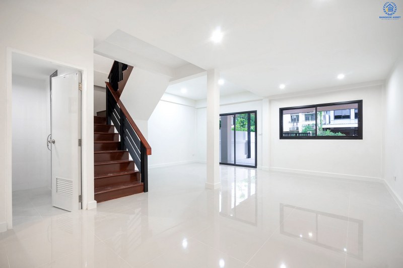 บ้านมือสองตกแต่งใหม่ใจกลางเมือง! ม.บ้านสวนทิปโก้ รัชดา-ประชาชื่น (ใกล้แยกประชานุกูล) เนื้อที่ 24.9 ตร.ว. เหนือกว่ากับฟังก์ชั่น 3 ห้องนอน 2 ที่จอดรถ* (ประตูรั้ว 2 รางเลื่อน) บนทำเลดีที่สุด! ใกล้เดอะมอลล์งามวงศ์วาน , เซ็นทรัลลาดพร้าว เพียง 5 นาทีถึงจุดขึ้นทางด่วน "ศรีรัช"