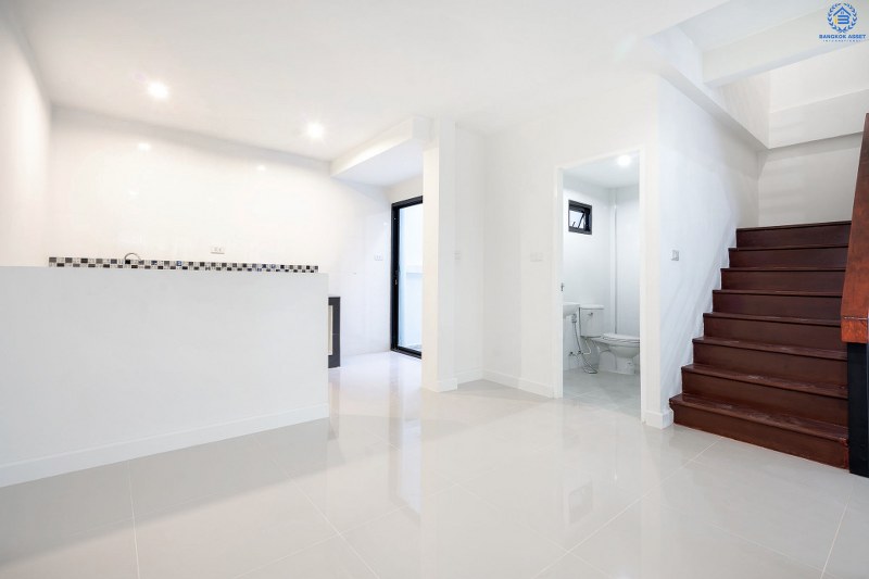 บ้านมือสองตกแต่งใหม่ใจกลางเมือง! ม.บ้านสวนทิปโก้ รัชดา-ประชาชื่น (ใกล้แยกประชานุกูล) เนื้อที่ 24.9 ตร.ว. เหนือกว่ากับฟังก์ชั่น 3 ห้องนอน 2 ที่จอดรถ* (ประตูรั้ว 2 รางเลื่อน) บนทำเลดีที่สุด! ใกล้เดอะมอลล์งามวงศ์วาน , เซ็นทรัลลาดพร้าว เพียง 5 นาทีถึงจุดขึ้นทางด่วน "ศรีรัช"