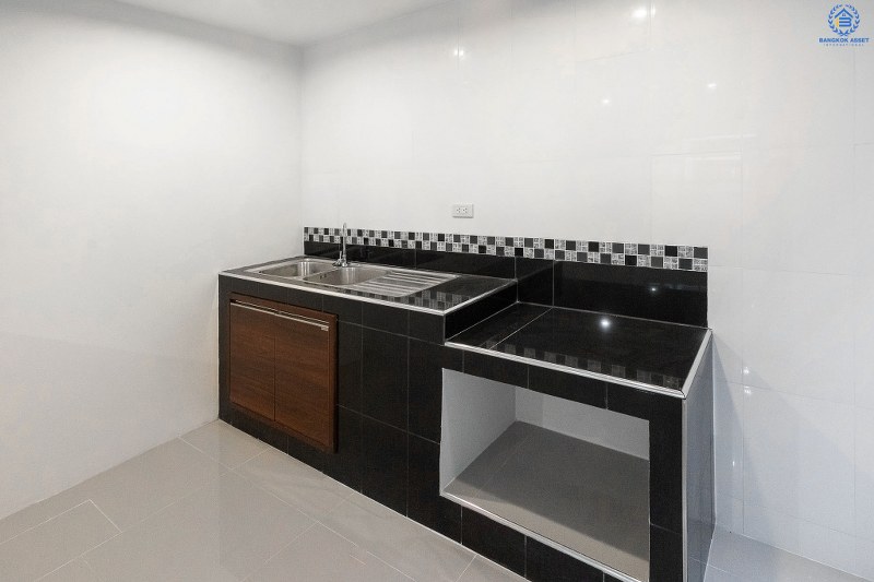 บ้านมือสองตกแต่งใหม่ใจกลางเมือง! ม.บ้านสวนทิปโก้ รัชดา-ประชาชื่น (ใกล้แยกประชานุกูล) เนื้อที่ 24.9 ตร.ว. เหนือกว่ากับฟังก์ชั่น 3 ห้องนอน 2 ที่จอดรถ* (ประตูรั้ว 2 รางเลื่อน) บนทำเลดีที่สุด! ใกล้เดอะมอลล์งามวงศ์วาน , เซ็นทรัลลาดพร้าว เพียง 5 นาทีถึงจุดขึ้นทางด่วน "ศรีรัช"