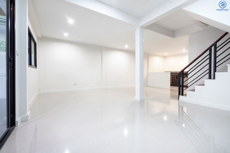 บ้านมือสองตกแต่งใหม่ใจกลางเมือง! ม.บ้านสวนทิปโก้ รัชดา-ประชาชื่น (ใกล้แยกประชานุกูล) เนื้อที่ 24.9 ตร.ว. เหนือกว่ากับฟังก์ชั่น 3 ห้องนอน 2 ที่จอดรถ* (ประตูรั้ว 2 รางเลื่อน) บนทำเลดีที่สุด! ใกล้เดอะมอลล์งามวงศ์วาน , เซ็นทรัลลาดพร้าว เพียง 5 นาทีถึงจุดขึ้นทางด่วน "ศรีรัช"