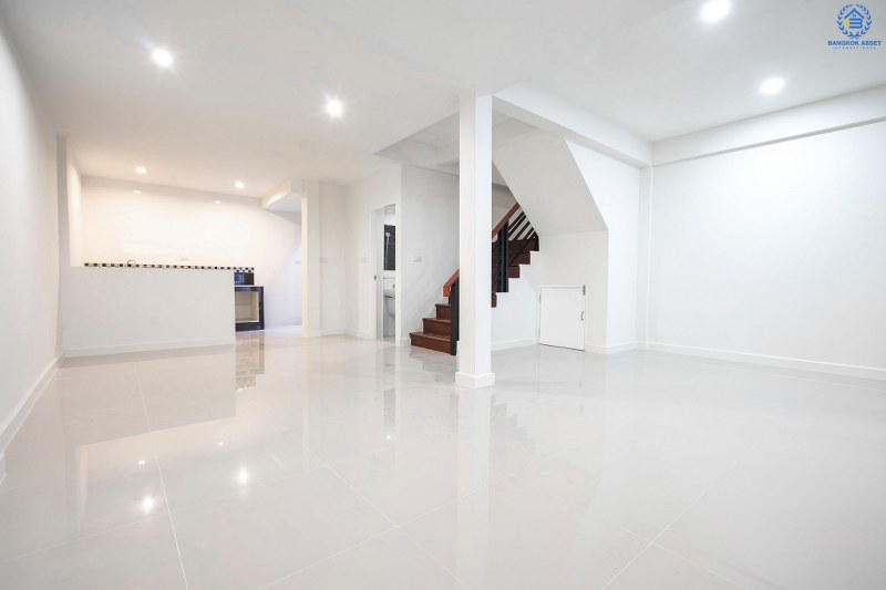 บ้านมือสองตกแต่งใหม่ใจกลางเมือง! ม.บ้านสวนทิปโก้ รัชดา-ประชาชื่น (ใกล้แยกประชานุกูล) เนื้อที่ 24.9 ตร.ว. เหนือกว่ากับฟังก์ชั่น 3 ห้องนอน 2 ที่จอดรถ* (ประตูรั้ว 2 รางเลื่อน) บนทำเลดีที่สุด! ใกล้เดอะมอลล์งามวงศ์วาน , เซ็นทรัลลาดพร้าว เพียง 5 นาทีถึงจุดขึ้นทางด่วน "ศรีรัช"