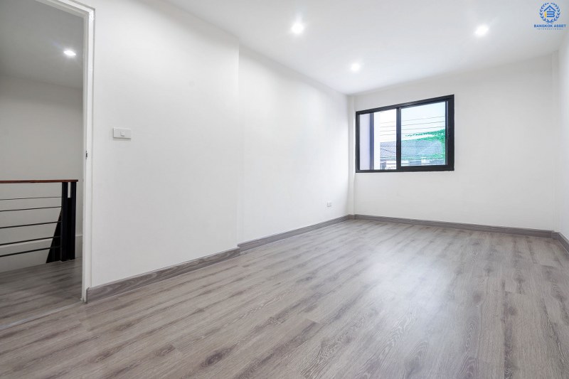 บ้านมือสองตกแต่งใหม่ใจกลางเมือง! ม.บ้านสวนทิปโก้ รัชดา-ประชาชื่น (ใกล้แยกประชานุกูล) เนื้อที่ 24.9 ตร.ว. เหนือกว่ากับฟังก์ชั่น 3 ห้องนอน 2 ที่จอดรถ* (ประตูรั้ว 2 รางเลื่อน) บนทำเลดีที่สุด! ใกล้เดอะมอลล์งามวงศ์วาน , เซ็นทรัลลาดพร้าว เพียง 5 นาทีถึงจุดขึ้นทางด่วน "ศรีรัช"