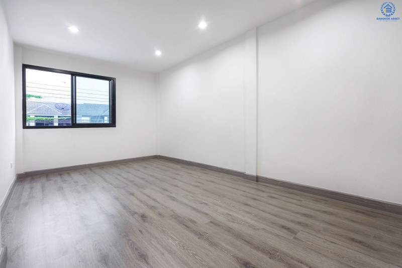 บ้านมือสองตกแต่งใหม่ใจกลางเมือง! ม.บ้านสวนทิปโก้ รัชดา-ประชาชื่น (ใกล้แยกประชานุกูล) เนื้อที่ 24.9 ตร.ว. เหนือกว่ากับฟังก์ชั่น 3 ห้องนอน 2 ที่จอดรถ* (ประตูรั้ว 2 รางเลื่อน) บนทำเลดีที่สุด! ใกล้เดอะมอลล์งามวงศ์วาน , เซ็นทรัลลาดพร้าว เพียง 5 นาทีถึงจุดขึ้นทางด่วน "ศรีรัช"