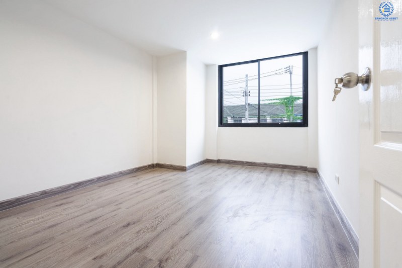 บ้านมือสองตกแต่งใหม่ใจกลางเมือง! ม.บ้านสวนทิปโก้ รัชดา-ประชาชื่น (ใกล้แยกประชานุกูล) เนื้อที่ 24.9 ตร.ว. เหนือกว่ากับฟังก์ชั่น 3 ห้องนอน 2 ที่จอดรถ* (ประตูรั้ว 2 รางเลื่อน) บนทำเลดีที่สุด! ใกล้เดอะมอลล์งามวงศ์วาน , เซ็นทรัลลาดพร้าว เพียง 5 นาทีถึงจุดขึ้นทางด่วน "ศรีรัช"