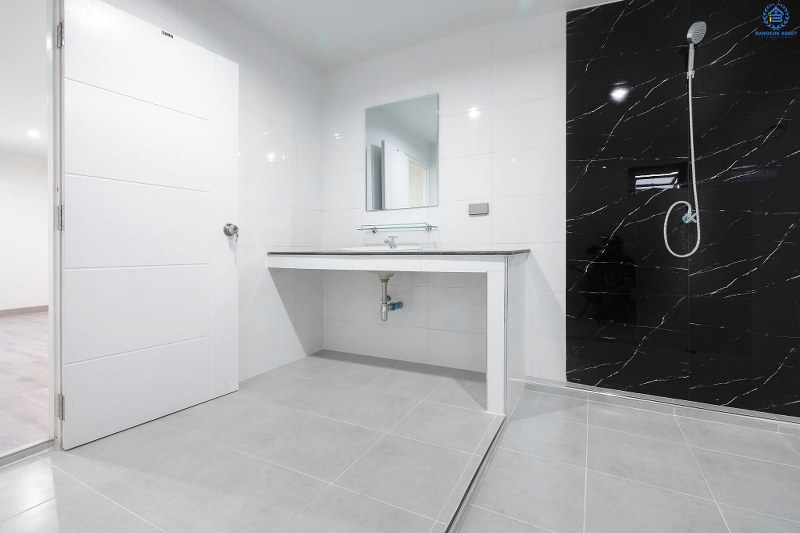 บ้านมือสองตกแต่งใหม่ใจกลางเมือง! ม.บ้านสวนทิปโก้ รัชดา-ประชาชื่น (ใกล้แยกประชานุกูล) เนื้อที่ 24.9 ตร.ว. เหนือกว่ากับฟังก์ชั่น 3 ห้องนอน 2 ที่จอดรถ* (ประตูรั้ว 2 รางเลื่อน) บนทำเลดีที่สุด! ใกล้เดอะมอลล์งามวงศ์วาน , เซ็นทรัลลาดพร้าว เพียง 5 นาทีถึงจุดขึ้นทางด่วน "ศรีรัช"