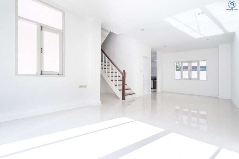 บ้านมือสองตกแต่งใหม่ ทำเลโซนเมือง! ม.สิรภัทร1 รัตนาธิเบศร์-ไทรม้า บ้านพร้อมอยู่ เนื้อที่ 18 ตร.ว. พื้นที่กว้างขวาง อยู่สบาย ฟังก์ชั่น 3 ห้องนอน เดินจากปากซอยไทรม้าขึ้นรถไฟฟ้า (บางรักน้อยท่าอิฐ) ได้เลย เพราะห่างเพียง 400 ม. เท่านั้น!! พร้อมเชื่อมสู่ ถ.ราชพฤกษ์เพียง 5 นาที รายล้อมด้วยสิ่งอำนวยความสะดวกมากมาย