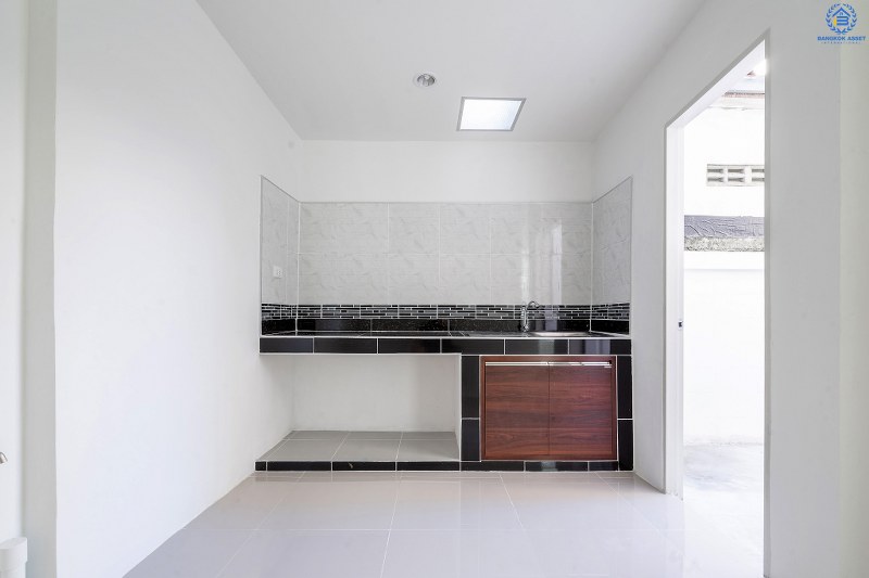 บ้านมือสองตกแต่งใหม่ ทำเลโซนเมือง! ม.สิรภัทร1 รัตนาธิเบศร์-ไทรม้า บ้านพร้อมอยู่ เนื้อที่ 18 ตร.ว. พื้นที่กว้างขวาง อยู่สบาย ฟังก์ชั่น 3 ห้องนอน เดินจากปากซอยไทรม้าขึ้นรถไฟฟ้า (บางรักน้อยท่าอิฐ) ได้เลย เพราะห่างเพียง 400 ม. เท่านั้น!! พร้อมเชื่อมสู่ ถ.ราชพฤกษ์เพียง 5 นาที รายล้อมด้วยสิ่งอำนวยความสะดวกมากมาย