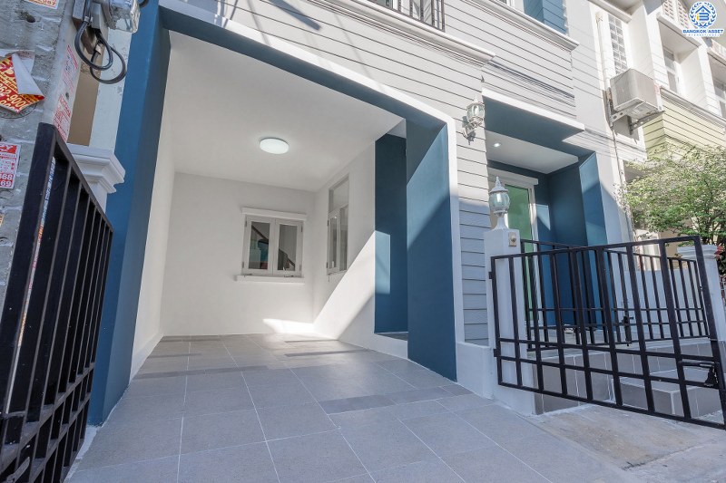 บ้านมือสองตกแต่งใหม่ ทำเลโซนเมือง! ม.สิรภัทร1 รัตนาธิเบศร์-ไทรม้า บ้านพร้อมอยู่ เนื้อที่ 18 ตร.ว. พื้นที่กว้างขวาง อยู่สบาย ฟังก์ชั่น 3 ห้องนอน เดินจากปากซอยไทรม้าขึ้นรถไฟฟ้า (บางรักน้อยท่าอิฐ) ได้เลย เพราะห่างเพียง 400 ม. เท่านั้น!! พร้อมเชื่อมสู่ ถ.ราชพฤกษ์เพียง 5 นาที รายล้อมด้วยสิ่งอำนวยความสะดวกมากมาย