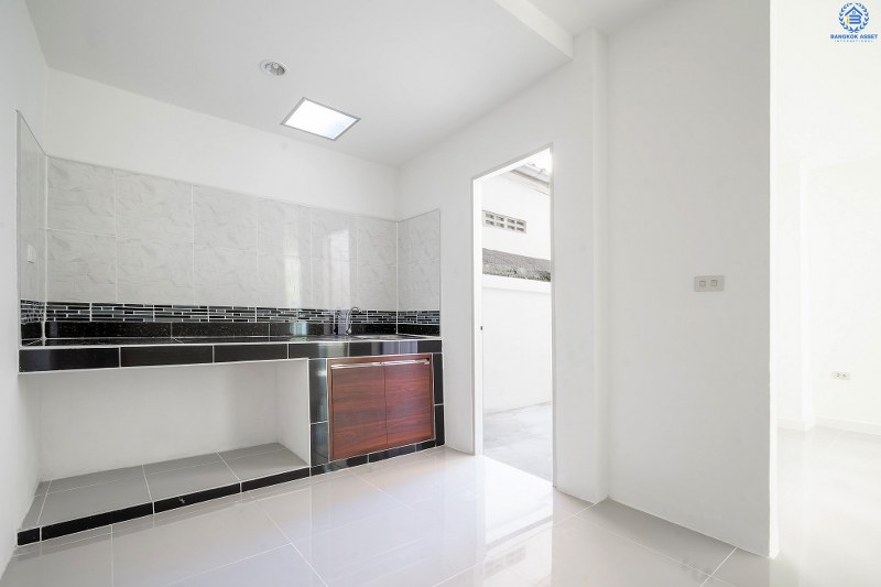 บ้านมือสองตกแต่งใหม่ ทำเลโซนเมือง! ม.สิรภัทร1 รัตนาธิเบศร์-ไทรม้า บ้านพร้อมอยู่ เนื้อที่ 18 ตร.ว. พื้นที่กว้างขวาง อยู่สบาย ฟังก์ชั่น 3 ห้องนอน เดินจากปากซอยไทรม้าขึ้นรถไฟฟ้า (บางรักน้อยท่าอิฐ) ได้เลย เพราะห่างเพียง 400 ม. เท่านั้น!! พร้อมเชื่อมสู่ ถ.ราชพฤกษ์เพียง 5 นาที รายล้อมด้วยสิ่งอำนวยความสะดวกมากมาย