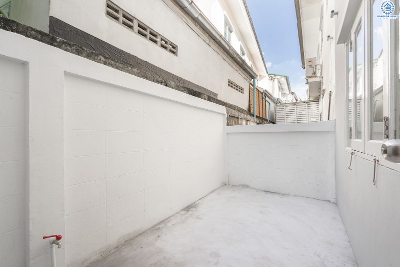 บ้านมือสองตกแต่งใหม่ ทำเลโซนเมือง! ม.สิรภัทร1 รัตนาธิเบศร์-ไทรม้า บ้านพร้อมอยู่ เนื้อที่ 18 ตร.ว. พื้นที่กว้างขวาง อยู่สบาย ฟังก์ชั่น 3 ห้องนอน เดินจากปากซอยไทรม้าขึ้นรถไฟฟ้า (บางรักน้อยท่าอิฐ) ได้เลย เพราะห่างเพียง 400 ม. เท่านั้น!! พร้อมเชื่อมสู่ ถ.ราชพฤกษ์เพียง 5 นาที รายล้อมด้วยสิ่งอำนวยความสะดวกมากมาย