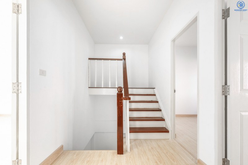 บ้านมือสองตกแต่งใหม่ ทำเลโซนเมือง! ม.สิรภัทร1 รัตนาธิเบศร์-ไทรม้า บ้านพร้อมอยู่ เนื้อที่ 18 ตร.ว. พื้นที่กว้างขวาง อยู่สบาย ฟังก์ชั่น 3 ห้องนอน เดินจากปากซอยไทรม้าขึ้นรถไฟฟ้า (บางรักน้อยท่าอิฐ) ได้เลย เพราะห่างเพียง 400 ม. เท่านั้น!! พร้อมเชื่อมสู่ ถ.ราชพฤกษ์เพียง 5 นาที รายล้อมด้วยสิ่งอำนวยความสะดวกมากมาย