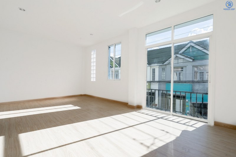 บ้านมือสองตกแต่งใหม่ ทำเลโซนเมือง! ม.สิรภัทร1 รัตนาธิเบศร์-ไทรม้า บ้านพร้อมอยู่ เนื้อที่ 18 ตร.ว. พื้นที่กว้างขวาง อยู่สบาย ฟังก์ชั่น 3 ห้องนอน เดินจากปากซอยไทรม้าขึ้นรถไฟฟ้า (บางรักน้อยท่าอิฐ) ได้เลย เพราะห่างเพียง 400 ม. เท่านั้น!! พร้อมเชื่อมสู่ ถ.ราชพฤกษ์เพียง 5 นาที รายล้อมด้วยสิ่งอำนวยความสะดวกมากมาย