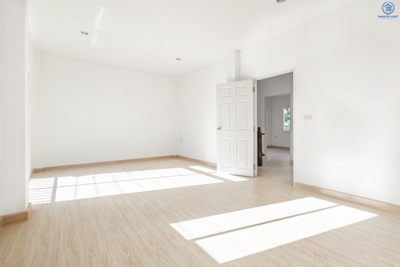 บ้านมือสองตกแต่งใหม่ ทำเลโซนเมือง! ม.สิรภัทร1 รัตนาธิเบศร์-ไทรม้า บ้านพร้อมอยู่ เนื้อที่ 18 ตร.ว. พื้นที่กว้างขวาง อยู่สบาย ฟังก์ชั่น 3 ห้องนอน เดินจากปากซอยไทรม้าขึ้นรถไฟฟ้า (บางรักน้อยท่าอิฐ) ได้เลย เพราะห่างเพียง 400 ม. เท่านั้น!! พร้อมเชื่อมสู่ ถ.ราชพฤกษ์เพียง 5 นาที รายล้อมด้วยสิ่งอำนวยความสะดวกมากมาย