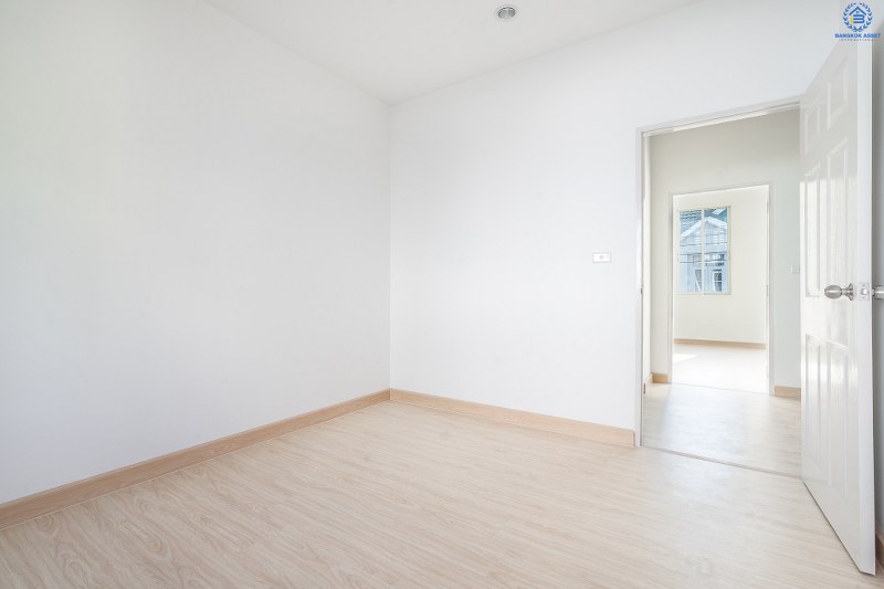 บ้านมือสองตกแต่งใหม่ ทำเลโซนเมือง! ม.สิรภัทร1 รัตนาธิเบศร์-ไทรม้า บ้านพร้อมอยู่ เนื้อที่ 18 ตร.ว. พื้นที่กว้างขวาง อยู่สบาย ฟังก์ชั่น 3 ห้องนอน เดินจากปากซอยไทรม้าขึ้นรถไฟฟ้า (บางรักน้อยท่าอิฐ) ได้เลย เพราะห่างเพียง 400 ม. เท่านั้น!! พร้อมเชื่อมสู่ ถ.ราชพฤกษ์เพียง 5 นาที รายล้อมด้วยสิ่งอำนวยความสะดวกมากมาย