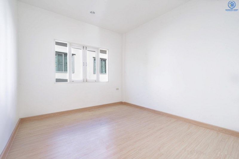 บ้านมือสองตกแต่งใหม่ ทำเลโซนเมือง! ม.สิรภัทร1 รัตนาธิเบศร์-ไทรม้า บ้านพร้อมอยู่ เนื้อที่ 18 ตร.ว. พื้นที่กว้างขวาง อยู่สบาย ฟังก์ชั่น 3 ห้องนอน เดินจากปากซอยไทรม้าขึ้นรถไฟฟ้า (บางรักน้อยท่าอิฐ) ได้เลย เพราะห่างเพียง 400 ม. เท่านั้น!! พร้อมเชื่อมสู่ ถ.ราชพฤกษ์เพียง 5 นาที รายล้อมด้วยสิ่งอำนวยความสะดวกมากมาย