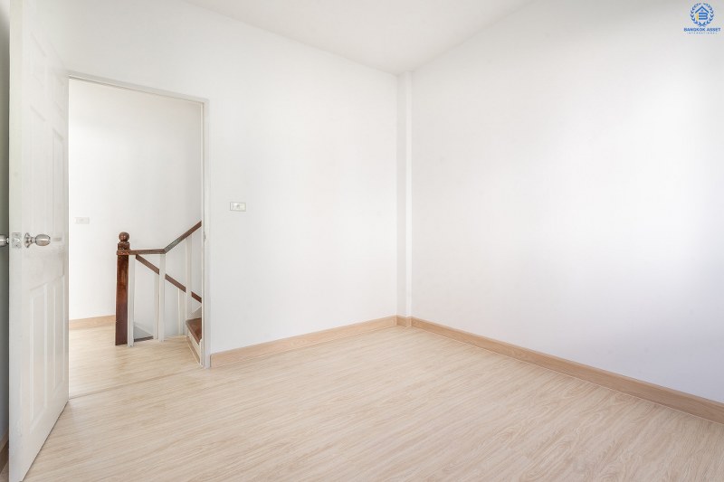 บ้านมือสองตกแต่งใหม่ ทำเลโซนเมือง! ม.สิรภัทร1 รัตนาธิเบศร์-ไทรม้า บ้านพร้อมอยู่ เนื้อที่ 18 ตร.ว. พื้นที่กว้างขวาง อยู่สบาย ฟังก์ชั่น 3 ห้องนอน เดินจากปากซอยไทรม้าขึ้นรถไฟฟ้า (บางรักน้อยท่าอิฐ) ได้เลย เพราะห่างเพียง 400 ม. เท่านั้น!! พร้อมเชื่อมสู่ ถ.ราชพฤกษ์เพียง 5 นาที รายล้อมด้วยสิ่งอำนวยความสะดวกมากมาย