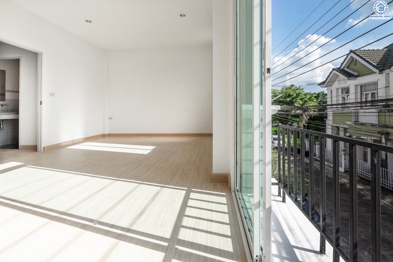 บ้านมือสองตกแต่งใหม่ ทำเลโซนเมือง! ม.สิรภัทร1 รัตนาธิเบศร์-ไทรม้า บ้านพร้อมอยู่ เนื้อที่ 18 ตร.ว. พื้นที่กว้างขวาง อยู่สบาย ฟังก์ชั่น 3 ห้องนอน เดินจากปากซอยไทรม้าขึ้นรถไฟฟ้า (บางรักน้อยท่าอิฐ) ได้เลย เพราะห่างเพียง 400 ม. เท่านั้น!! พร้อมเชื่อมสู่ ถ.ราชพฤกษ์เพียง 5 นาที รายล้อมด้วยสิ่งอำนวยความสะดวกมากมาย