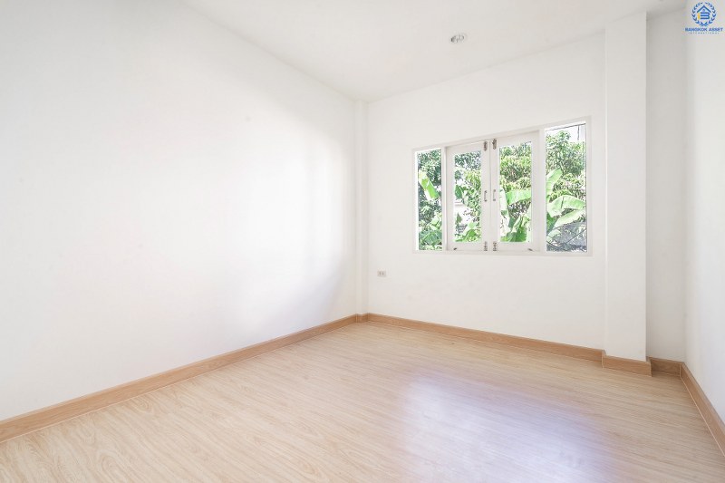 บ้านมือสองตกแต่งใหม่ ทำเลโซนเมือง! ม.สิรภัทร1 รัตนาธิเบศร์-ไทรม้า บ้านพร้อมอยู่ เนื้อที่ 18 ตร.ว. พื้นที่กว้างขวาง อยู่สบาย ฟังก์ชั่น 3 ห้องนอน เดินจากปากซอยไทรม้าขึ้นรถไฟฟ้า (บางรักน้อยท่าอิฐ) ได้เลย เพราะห่างเพียง 400 ม. เท่านั้น!! พร้อมเชื่อมสู่ ถ.ราชพฤกษ์เพียง 5 นาที รายล้อมด้วยสิ่งอำนวยความสะดวกมากมาย