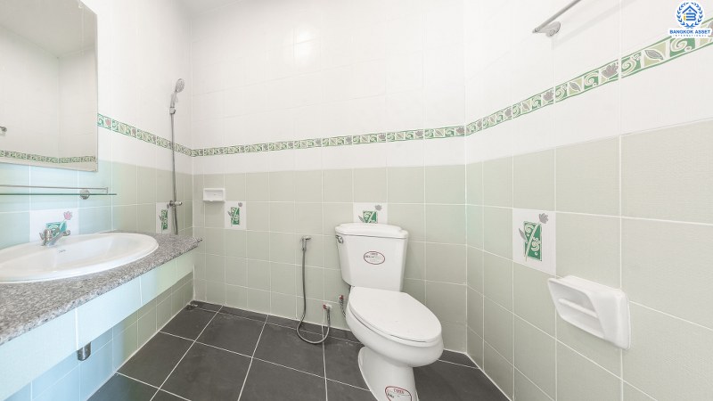 บ้านมือสองตกแต่งใหม่ ทำเลโซนเมือง! ม.สิรภัทร1 รัตนาธิเบศร์-ไทรม้า บ้านพร้อมอยู่ เนื้อที่ 18 ตร.ว. พื้นที่กว้างขวาง อยู่สบาย ฟังก์ชั่น 3 ห้องนอน เดินจากปากซอยไทรม้าขึ้นรถไฟฟ้า (บางรักน้อยท่าอิฐ) ได้เลย เพราะห่างเพียง 400 ม. เท่านั้น!! พร้อมเชื่อมสู่ ถ.ราชพฤกษ์เพียง 5 นาที รายล้อมด้วยสิ่งอำนวยความสะดวกมากมาย