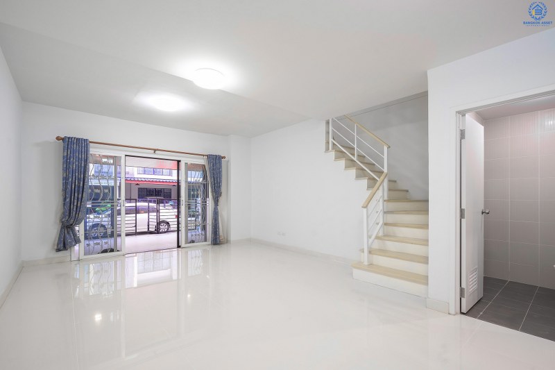 บ้านมือสองตกแต่งใหม่ ทำเลโซนเมือง! ม.เดอะคอนเนคอัพ3 ทำเลรัตนาธิเบศร์17 โครงการแบรนด์พฤกษา เนื้อที่ 19.3 ตร.ว. ฟังก์ชั่น 3 นอน 3 น้ำ จอดรถได้ 2 คัน* บนทำเลศักยภาพ เชื่อมต่อทุกการเดินทาง เข้า-ออกได้หลายเส้นทาง ห่างจากรถไฟฟ้า(แยกนนทบุรี) เพียง 700 ม. เพียง 5 นาที ถึงทางด่วนงามวงศ์วาน