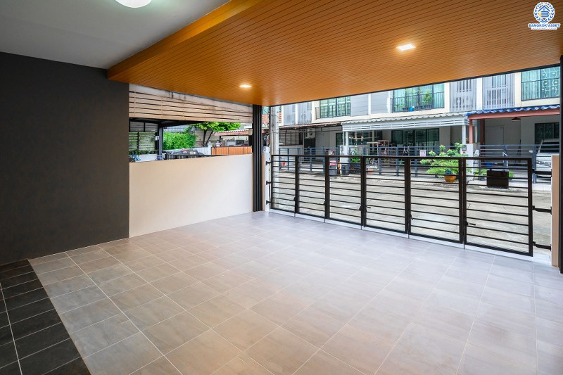 บ้านมือสองตกแต่งใหม่ ทำเลโซนเมือง! ม.เดอะคอนเนคอัพ3 ทำเลรัตนาธิเบศร์17 โครงการแบรนด์พฤกษา เนื้อที่ 19.3 ตร.ว. ฟังก์ชั่น 3 นอน 3 น้ำ จอดรถได้ 2 คัน* บนทำเลศักยภาพ เชื่อมต่อทุกการเดินทาง เข้า-ออกได้หลายเส้นทาง ห่างจากรถไฟฟ้า(แยกนนทบุรี) เพียง 700 ม. เพียง 5 นาที ถึงทางด่วนงามวงศ์วาน