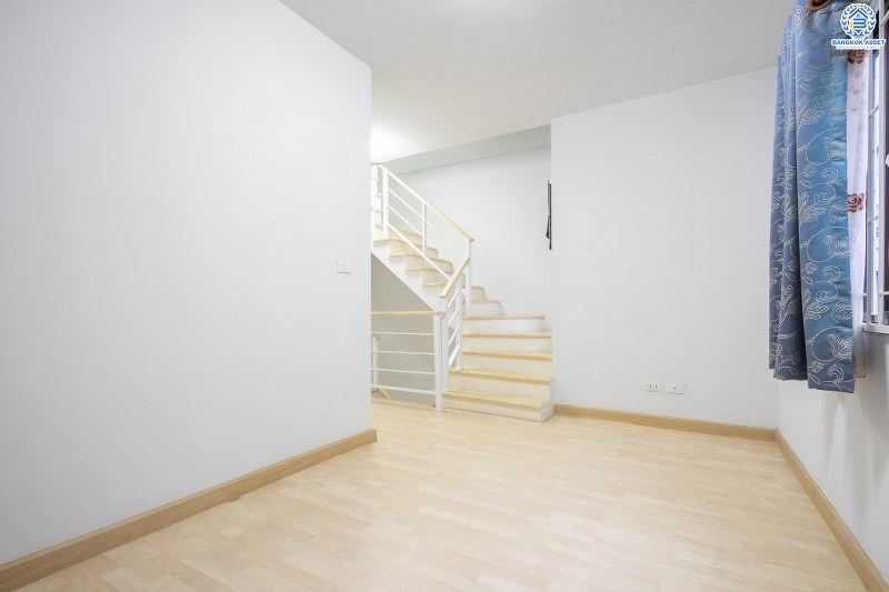 บ้านมือสองตกแต่งใหม่ ทำเลโซนเมือง! ม.เดอะคอนเนคอัพ3 ทำเลรัตนาธิเบศร์17 โครงการแบรนด์พฤกษา เนื้อที่ 19.3 ตร.ว. ฟังก์ชั่น 3 นอน 3 น้ำ จอดรถได้ 2 คัน* บนทำเลศักยภาพ เชื่อมต่อทุกการเดินทาง เข้า-ออกได้หลายเส้นทาง ห่างจากรถไฟฟ้า(แยกนนทบุรี) เพียง 700 ม. เพียง 5 นาที ถึงทางด่วนงามวงศ์วาน