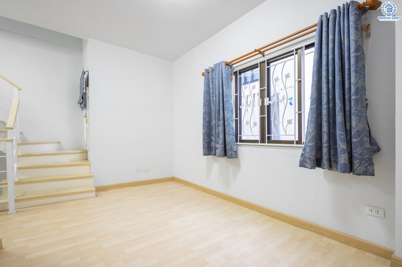 บ้านมือสองตกแต่งใหม่ ทำเลโซนเมือง! ม.เดอะคอนเนคอัพ3 ทำเลรัตนาธิเบศร์17 โครงการแบรนด์พฤกษา เนื้อที่ 19.3 ตร.ว. ฟังก์ชั่น 3 นอน 3 น้ำ จอดรถได้ 2 คัน* บนทำเลศักยภาพ เชื่อมต่อทุกการเดินทาง เข้า-ออกได้หลายเส้นทาง ห่างจากรถไฟฟ้า(แยกนนทบุรี) เพียง 700 ม. เพียง 5 นาที ถึงทางด่วนงามวงศ์วาน