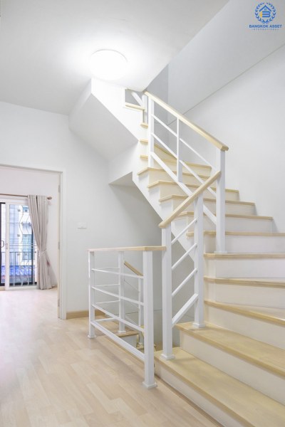 บ้านมือสองตกแต่งใหม่ ทำเลโซนเมือง! ม.เดอะคอนเนคอัพ3 ทำเลรัตนาธิเบศร์17 โครงการแบรนด์พฤกษา เนื้อที่ 19.3 ตร.ว. ฟังก์ชั่น 3 นอน 3 น้ำ จอดรถได้ 2 คัน* บนทำเลศักยภาพ เชื่อมต่อทุกการเดินทาง เข้า-ออกได้หลายเส้นทาง ห่างจากรถไฟฟ้า(แยกนนทบุรี) เพียง 700 ม. เพียง 5 นาที ถึงทางด่วนงามวงศ์วาน